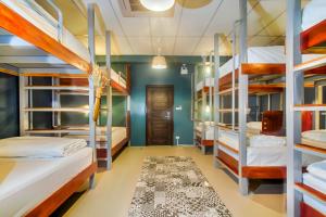 سرير بطابقين أو أسرّة بطابقين في غرفة في بيت شباب هوم آند كوكينج كلوب 
