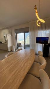 een conferentieruimte met een houten tafel en stoelen bij Your Next Premium Stay In Ashdod in Ashdod