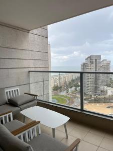 een woonkamer met uitzicht op een stad bij Your Next Premium Stay In Ashdod in Ashdod