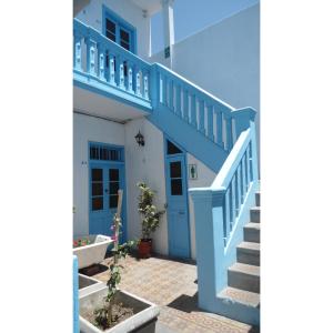 Casa azul y blanca con escalera en Casona Española, en Arequipa
