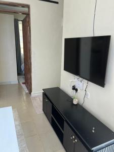 Et tv og/eller underholdning på URBAN NEST HOMEs MACHAKOS + 4 billeder