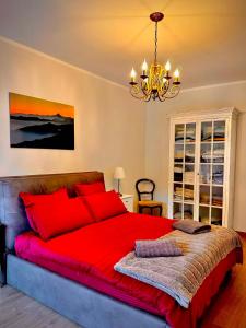 En eller flere senge i et værelse på Luxury 3 bedroom Grand Chalet