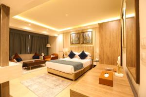 ein Schlafzimmer mit Bett und ein Wohnzimmer in der Unterkunft Jewel Sharm El Sheikh Hotel in Sharm El Sheikh + 82 Fotos