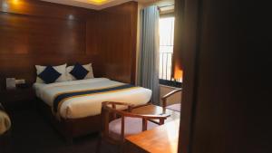 een hotelkamer met een bed en een raam bij Hotel Mitra Inn in Kathmandu +24 foto's