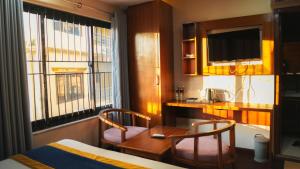 een slaapkamer met een tafel, twee stoelen en een wastafel bij Hotel Mitra Inn in Kathmandu