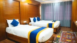 加德满都Hotel Mitra Inn的酒店客房 - 带两张带蓝色枕头的床