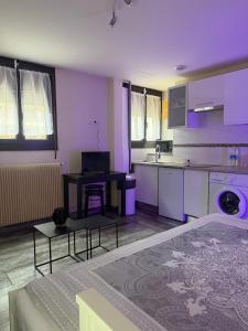een woonkamer met een keuken met paarse verlichting bij Studio cosy et calme à Garches in Garches +9 foto's