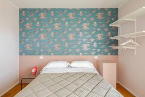 a bedroom with a bed with a floral wallpaper at Le Dimore di Giò in Ortona