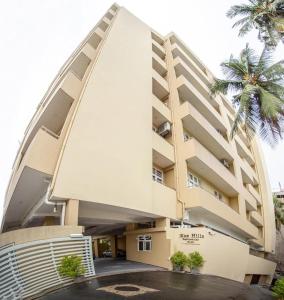 un edificio con una palma di fronte di Modern 3 BR Apt a Dehiwala