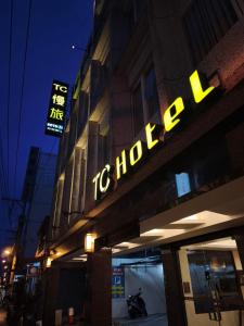 un bâtiment avec un panneau Tottenham dessus la nuit dans l'établissement Tc慢旅花蓮館-近東大門夜市市中心, à Hualien