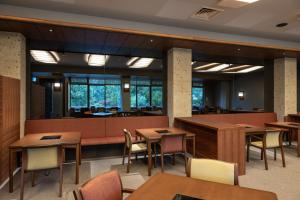 een eetkamer met tafels en stoelen en ramen bij 嬉野温泉 枯淡嬉野 in Ureshino +291 foto's