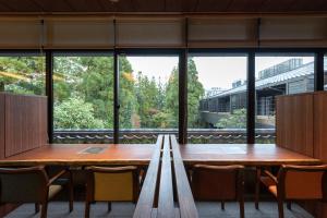 een grote tafel in een kamer met een groot raam bij 嬉野温泉 枯淡嬉野 in Ureshino
