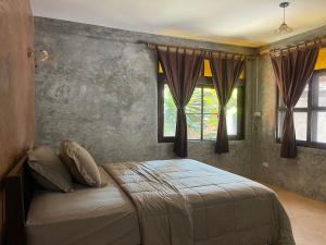 En eller flere senge i et værelse på Rice n' Retreat Homestay