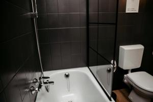 Phòng tắm tại StaySimplyHaven - Modernes City-Apartment, King-Size Bett, 55'' Smart-TV, Self Check-In