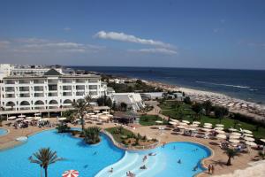 Blick auf ein Resort mit Pool und Meer in der Unterkunft El Mouradi Palm Marina in Port El-Kantaoui