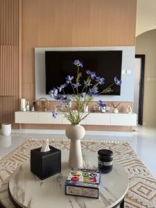 a living room with a vase with flowers on a table at The Moonridge Retreat in Sinādil