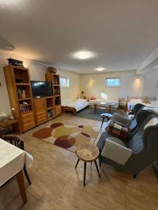 ein Wohnzimmer mit Sofa und Tisch in der Unterkunft KAJA Zawoja in Zawoja