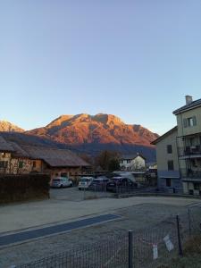 un parcheggio con una montagna sullo sfondo di Grazioso appartamento con giardino e posto auto a Belluno