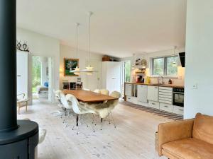 een keuken en eetkamer met een tafel en stoelen bij Modern Peninsula Cabin With Panoramic View in Piggaboda