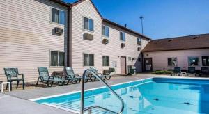 een zwembad voor een gebouw bij Quality Inn Sidney in Sidney