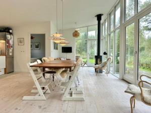 een eetkamer met een tafel en stoelen bij Modern Peninsula Cabin With Panoramic View in Piggaboda +32 foto's