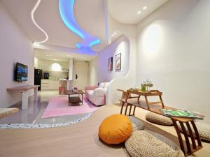 TV a/nebo společenská místnost v ubytování Kulai D'Putra Suites 1min to ioiMall near JPO, Senai Airport