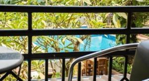 vue d'une piscine depuis un balcon dans l'établissement PhoomThai Garden Hotel, à Phrae