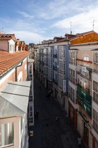 布尔戈斯洛斯布拉瑟洛斯中心酒店的城市街道和建筑物的俯视图