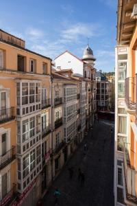 een uitzicht over een straat met gebouwen bij Hotel Centro Los Braseros in Burgos