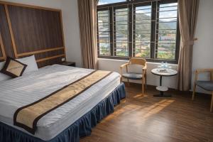 een hotelkamer met een bed, een tafel en stoelen bij Sunflower Hotel Mộc Châu in Mộc Châu +24 foto's