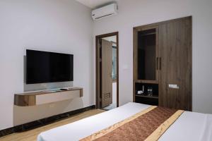 una camera da letto con un letto e una TV a parete di Véra Stay - Cat Ba a Cat Ba