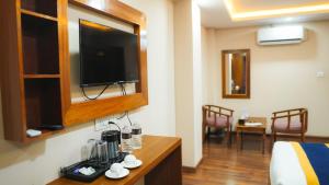 una camera d'albergo con TV a parete di Hotel Mitra Inn a Kathmandu