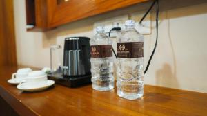 due bottiglie d'acqua in cima a un bancone di Hotel Mitra Inn a Kathmandu