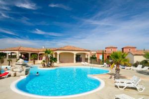 una piscina di fronte a un resort di P Minervois G N02 Villa 3P4 a Homps