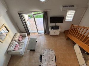 un soggiorno con un divano e una TV di P Minervois G N02 Villa 3P4 a Homps