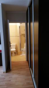 コウォブジェクにあるApartament Karolina - Zielone Tarasyのバスルーム(トイレ付)への開放ドア