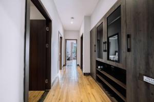 un corridoio con pareti bianche e pavimento in legno di Véra Stay - Cat Ba a Cat Ba