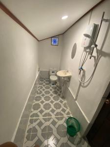 a bathroom with a toilet and a sink at Thavisok Guest House in Nongkhiaw