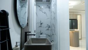 a bathroom with a sink and a toilet at Villa Dalia Puncak Na5-06 in Cikundul +40 photos