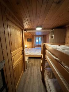 Giường trong phòng chung tại Cosy mountain apartment 5min walk from Gondola