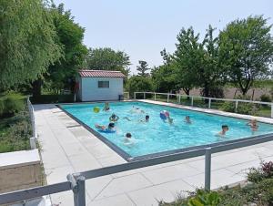 Swimmingpoolen hos eller tæt på Agriturismo Taglio del Re