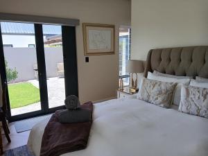 Giường trong phòng chung tại White Feather Guest Rooms and Boutique Spa