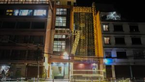 un edificio alto con luci di Natale sopra di Hotel Mitra Inn a Kathmandu