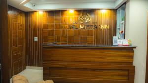 bagno con doccia e parete in legno di Hotel Mitra Inn a Kathmandu