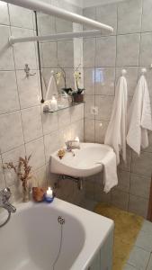 een witte badkamer met een wastafel en een bad bij Apartment Ana in Kali