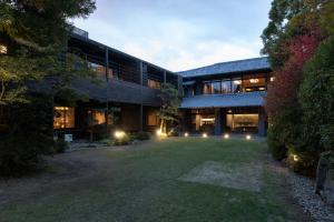 een uitzicht op een gebouw met een tuin bij 嬉野温泉 枯淡嬉野 in Ureshino