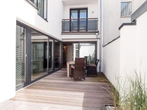 a balcony with a table and chairs on a building at Ferienwohnung Meeresrauschen in Norderney