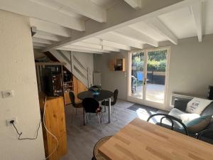 un salon avec une table et un canapé dans l'établissement la pinede de St georges, à Saint-Georges-de-Didonne