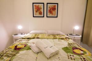 1 dormitorio con 1 cama con almohadas y 2 lámparas en Rio Spot Homes Copacabana U033, en Río de Janeiro