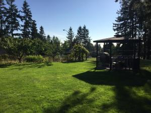um quintal com um gazebo na relva em Vancouver Jenny's Guesthouse em Coquitlam